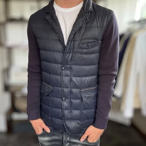 Massimo dutti cardigan - Bra skick, lite sliten som syns på sista bilden plus lite urtvättad men inget stort. Nypris ca 1200kr Passar  dig som är 175-185cm ungefär. Storlek L sitter som M. Modellen är 185 cm, 75 kg. Alltid billigare pris vid köp av flera varor‼️🙌Svarar alltid på frågor eller funderingar! 