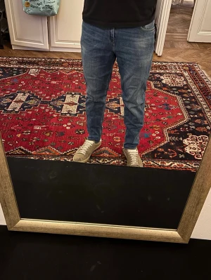 REPLAY SANDOT - REPLAY JEANS Storlek: W30/L32  Passform: RELAXED TAPERED  Användning: Jeansen är i bra skick utan defekter  Modellen på bilden: 185CM och väger 80KG