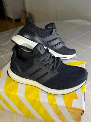 Ultra Boost Adidas  - Storlek 41 ! Köpta på plick helt nya men de va för små för mig men annars är de väldigt goa  snygga samt sköna skor ! Oavsett om de är till en löprunda eller vardagsbruk 👍Boxen medföljer.  
