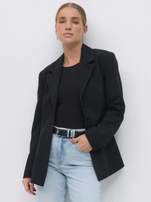 Gina Tricot svart figursydd kavaj med två knappar - Stilren svart kavaj med två knappar framtill och klassisk krage. Gina Tricot i storlek 44. Jättefint skick. 