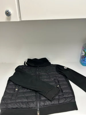  Svart moncler cardiganjacka  - Snygg svart cardiganjacka med quiltad front och mjuka ärmar. Pris kan diskuteras vid snabb affär. Skriv om de e något ni undrar 😊