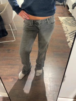 Grå raka jeans med låg midja - Raka jeans från Gina tricot, storlek 38, men små i storleken. Knappast använda- bra skick💕