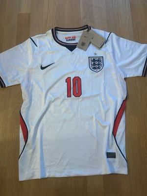 Jude Bellingham Nike England officiell matchtröja  - Riktigt fet England VM matchtröja med Jude Bellingham på ryggen. Den är ny och kommer med original tags. Säljer eftersom den inte har kommit till någon användning.