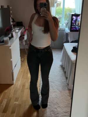 Svarta bootcut jeans från Gina tricot - Säljer ett par svarta bootcut (perfect Jeans) jeans I storlek 32. Jeansen har normalhög midja och lätt utsvängda ben. Materialet är mjukt denim med lite stretch! Perfekta till vardags💕