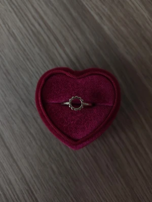 Söt silverring med solformad detalj - Solformad ring i storlek 17,3mm, guldfärgad.