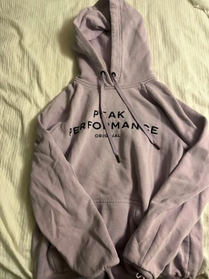 Ljuslila hoodie Peak Performance - Lilla hoodie från peak performance 