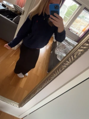 Svart långkjol i enkel design - En svart långkjol med rak passform och minimalistisk look. Kjolen är tajt o är en xxs men känns som en s