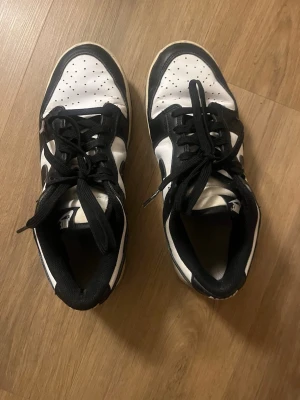 Nike svartvita Dunk Low sneakers - Säljer ett par Nike Dunk Low sneakers i svart och vitt. De är köpta här på Plick och är i jättebra skick.