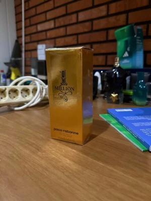 1 Million parfym 100 ml - 1 Million från Paco Rabanne är en ikonisk herrparfym i en lyxig guldfärgad förpackning. Flaskan rymmer 100 ml och har en elegant, rektangulär form. Doften är känd för sin fräscha och kryddiga karaktär med inslag av läder och trä.