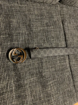 Svart bälte - Snyggt svart bälte med klassiskt spänne i silverfärg. Bältet har ett diskret mönster längs hela remmen och passar perfekt till jeans eller kostymbyxor. Ger en lyxig touch till din outfit.