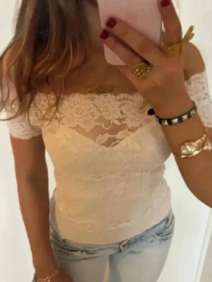 Vit offshoulder spetstopp  - Så fin vit offshoulder spetstopp! Den är 2 lager , spets utanpå och ett vanligt tyg under. Jag är 168 och det är mina bilder, köp via köp nu direkt eller Swish, kvar tills markerad som såld 💖 