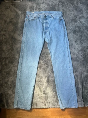 Ljusblå baggy Levis jeans  - Säljer ett par klassiska ljusblå jeans från Levi's. Jeansen är i nyskickt. W36 och L36