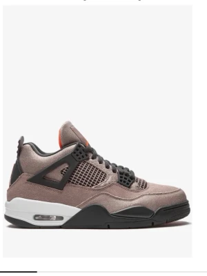 Jordan 4 retro taupe haze storlek 41 - Säljer ett par riktigt snygga Jordan 4 då de inte blir använda. Man brukar gå ner en storlek i Jordan 4 serien så dessa passar perfekt till en som vanligtvis använder 42 i skor. Dessa går inte att få tag på längre och köptes för 6100 nya. Orginallåda medföljer. 