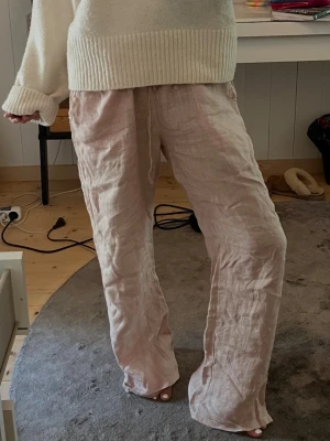 Rosa linnebyxor - 100% äkta linnebyxor.  Köpt i Italien för 500kr.  Stod onesize.  Jättesköna! Använda endast 2 gånger!
