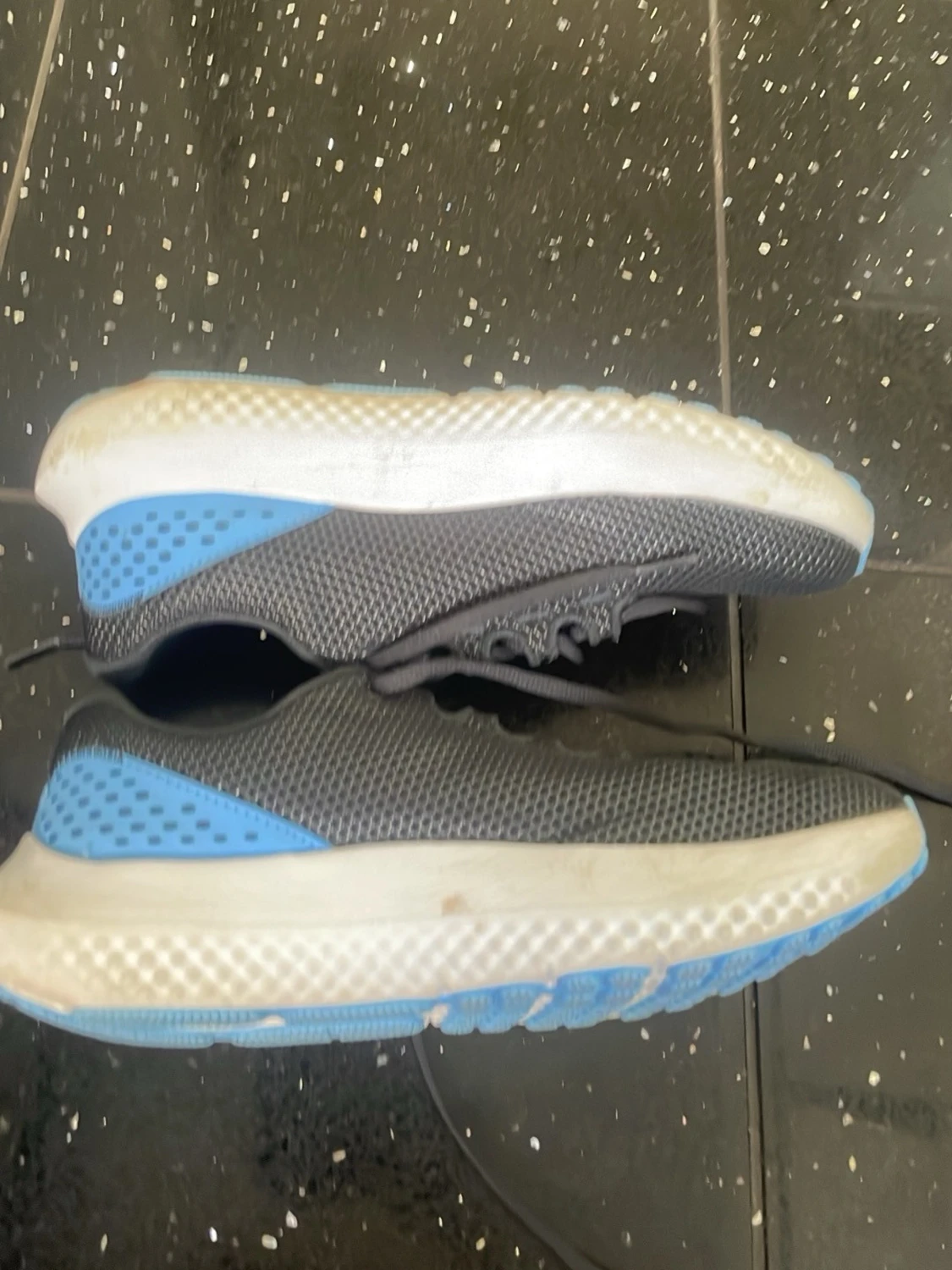 Svarta och blå Under Armour sneakers - 2