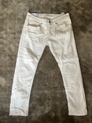 Vita  jeans från Dondup - Snygga vita skinny  från Dondup, tillverkade i Italien. Klassisk femficksmodell med schysst passform och silverfärgade nitar. Perfekta för dig som vill ha en clean och fräsch look till vardags. Materialet känns mjukt och följsamt. Om du har frågar är det bara att fråga på. Pris går att diskutera med seriösa köpare. Kolla in min profil och se om du hittar något mer intressant. Mvh Larsen_Closet