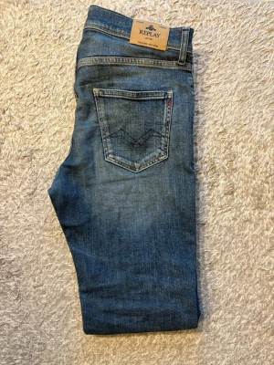 Replay Jeans - Säljer dessa jeans från Replay. Jeansen är slim fit och modellen är Wally. De är i bra skick och har ett igensytt hål som är fixat. De passar ca 165-175cm och passar som W29 fast de är 16y. Skriv vid fler frågor!