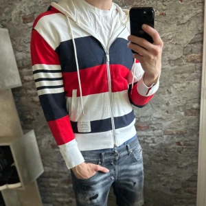Thom Browne Hoodie - Bra skick, inga stora defekter men den har några gula fläckar, dessa syns inte så tydligt men be om bild vid osäkerhet. Storlek S/1 passar dig som är mellan 173-183. Nypris ca 7000kr. Modellen är 185 cm, 79 kg. Skriv för mer information!🤝