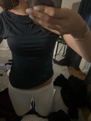 Mörkblå tight kortärmad topp - Snygg mörkblå topp med tight passform och korta ärmar. Enkel och stilren design som passar perfekt till både jeans och kjol. Tillverkad i mjukt material som känns skönt mot huden.