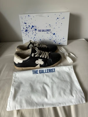The gallerist vinterskor - Ett par svarta vinterskor från the gallerist. används under förra vintern men fortfarande i bra skick. Skorna kommer inte komma ut igen. Man får också med skolådan, dustbag och ett par extra skosnören