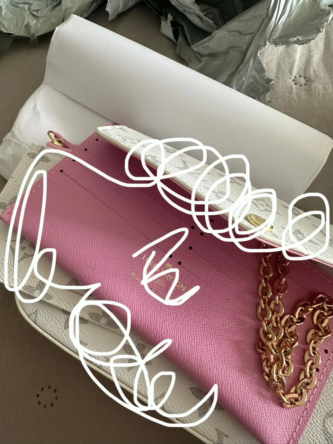 Vit handväska med monogrammönster - 2