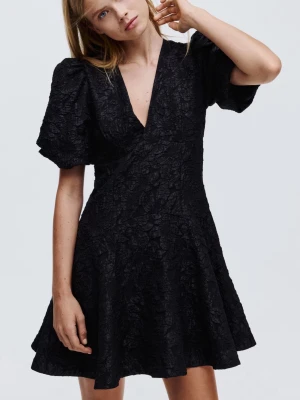 Svart kort klänning med puffärm - Svart kort klänning från H&M med puffärmar och v-ringning. Aldrig använd och redan nerpackad. Nypris: 449kr.  PRIS KAN DISKUTERAS 