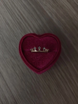 Guldfärgad ring med kronform och stenar - Krona ring i storlek 18,1mm, guldfärgad.