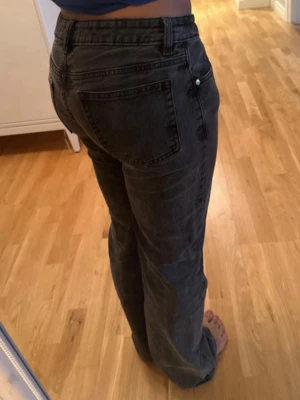 Svarta raka jeans - Säljer ett par svarta jeans med rak passform. Materialet är denim och färgen är tvättad svart. Bra skick.