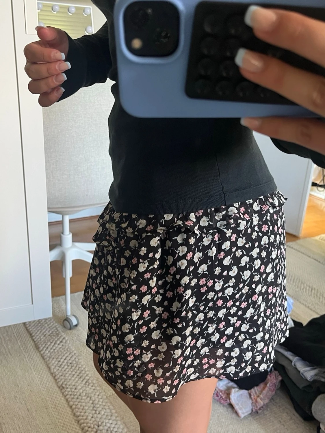 Svart blommig volangkjol från Sofie schnoor  - 1