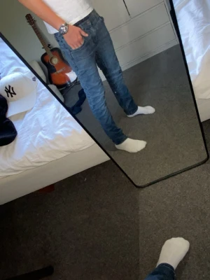 Blå slim fit jeans  - Säljer ett par blå slim fit jeans med en defekt på höger knä som ni kan se på bilden. Har används ganska många gånger och det är under två säsonger. Säljer då dem börjar bli försmå. Pris kan diskuteras!