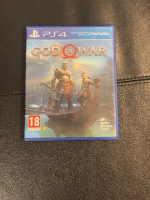 God of War till PS4 - Säljer spelet God of War till PlayStation 4. Omslaget är blått med Kratos och Atreus på framsidan i en båt, mot en dramatisk bakgrund. Spelet är PEGI 18 och kommer i ett klassiskt plastfodral.