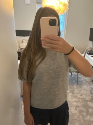 Ljusgrå stickad t-shirt - säljer denna superfina ljusgråa stickade T-shirten ifrån Gina Tricot i st 170. Denna är näst intill oanvänd använd 1-2 gånger