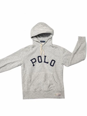 Grå hoodie från Polo Ralph Lauren - Snygg grå hoodie från Polo Ralph Lauren med stor POLO-text i mörkblått på bröstet. Hoodien har huva med vita dragsnören och en klassisk magficka. Tillverkad i mjuk bomullsblandning och har en liten patch nertill. Riktigt fet hoodie knappt använd. Säljer då den är för liten för mig nu. Bara att skriva om du undrar något