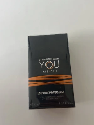 Emporio Armani Stronger With You Intensely - Emporio Armani Stronger With You Intensely säljer för ja fick två i födelsedagspresent. Har inte öppnat den