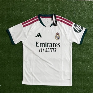 Real Madrid 26/27  - Säljer denna riktigt snygga tröjan för ett bra pris! Skriv till om ni är intresserade eller har andra funderingar.