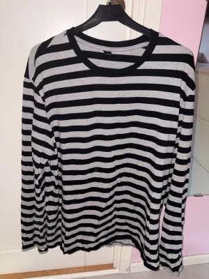Svart grå randig långärmad tröja - Snygg långärmad t-shirt från SHEIN i svart och grått med klassiska horisontella ränder.