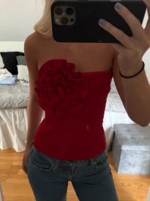 Röd topö - Superfin röd topp med stor blomma! Oanvänd så i nytt skick!🤗