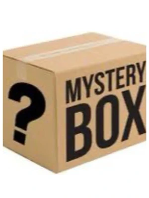 Mystery Box fotbollströja  - Detta är en MYSTERY BOX som har ett innehåll av en fotbolls tröja som är äkta(har logga och har rätt sponsorer +kan vara broderat) finns bara i S. Boxen kommer kosta 199 men tröjan är mer än det 