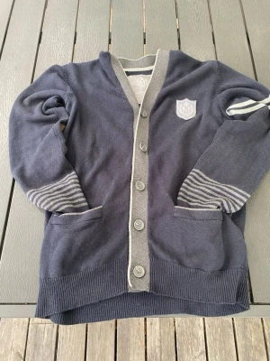 Morris kofta - Säljer en snygg Morris cardigan/kofta. En äldre modell men fortfarande mycket bra skick. Storlek M med väldigt bra passform. Hör av dig vid intresse 👍⚜️ Löser fler bilder via chatt 💬 