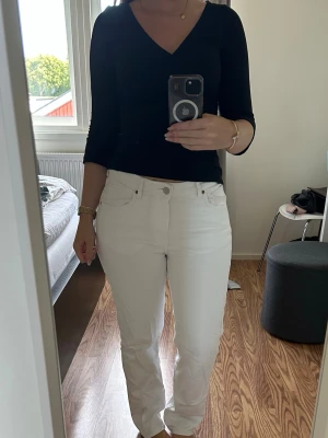 Vita jeans - Lite slitna nedtill, passar mig som är 163💗