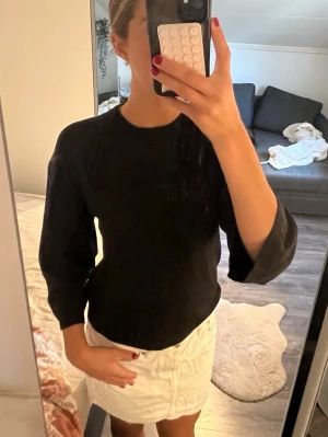 Svart enkel topp med trekvartsärm - Stickad trekvarts ärmar tröja, från Gina tricot. Knappt använd. (Bara spegeln som är smutsig) storlek xs men passar lite tajt på mig som har S/M