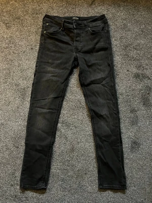 Svarta slim jeans från Jack & Jones - Säljer ett par svarta slim fit jeans från Jack & Jones, modell GLENN. Priset kan diskuteras!