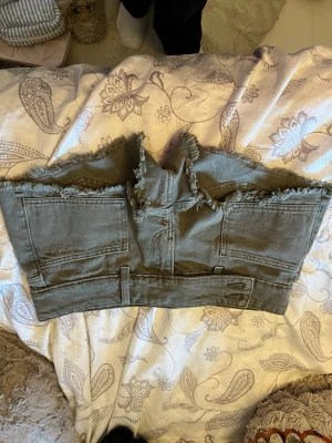 Gröna low waist shorts från Gina!💚 - Säljer ett par gröna low waist shorts från Gina Tricot i storlek XS. Shortsen har bakfickor för en edgy look. Perfekta för dig som gillar en avslappnad och trendig stil. Helt nya utan prislapp! Använd en gång.