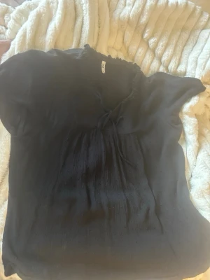 Svart blus - Svart blus från Jdy i storlek 36/S. Andvänd men i bra skick. Skriv om ni har frågor!💕