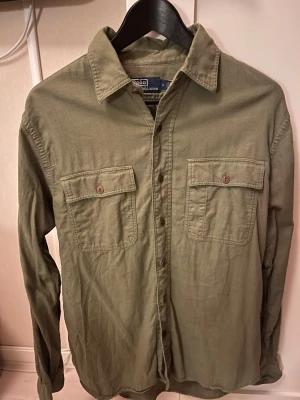 Olivgrön overshirt från Polo Ralph Lauren - Olivgrön overshirt från Polo Ralph Lauren, kom med bud!