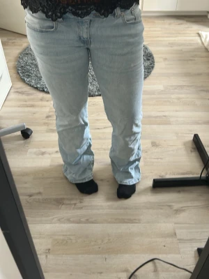 Ljusblå boot cut jeans  - Säljer ett par ljusblå jeans med boots cut passform och low waist. Jeansen har klassiska fem fickor.Materialet är denim i bomull och de har en avslappnad look som passar till många olika stilar.