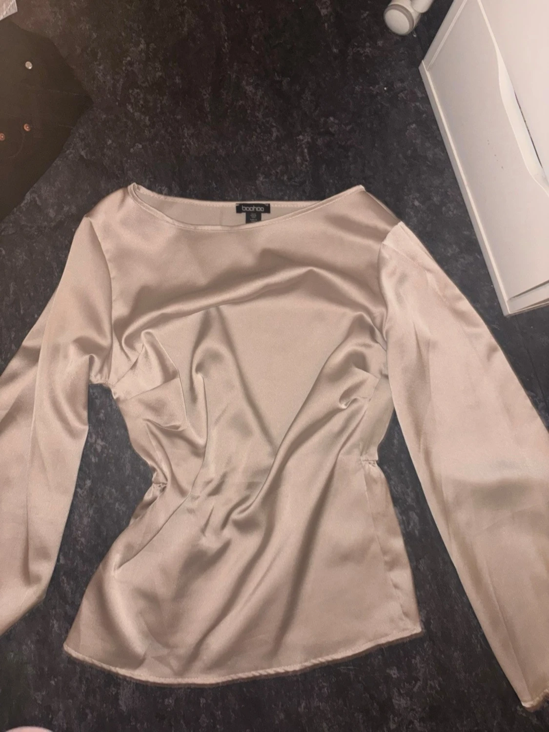Champagnefärgad satinblus från Boohoo - 1