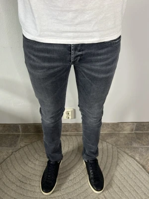 Dondup George 34 - CONDITION — 9/10 Excellent condition.  Light signs of wear.     SIZE — 34 Model is 185 cm, 80kg  MEASUREMENTS (CM) (Please refer to the last photo for measurement guide)  A — 41 cm  B — 105 cm  C — 16 cm