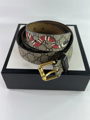 Gucci Snake bälte  - Bra skick, lite användt men mkt kvar att ge storlek 105cm