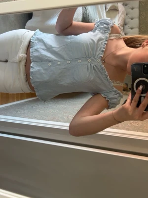 Blåvit randig blus - Säljer en superfin blåvit randig blus med volang och spets! Den är från H&M i storlek S men jag klippte av lappen💕 
